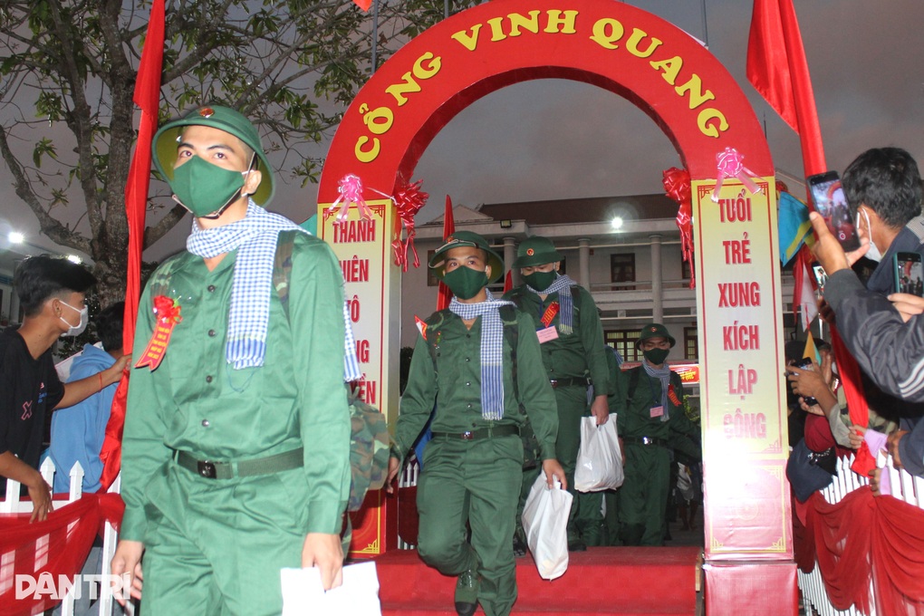 Hai thanh niên bỏ công việc, chức vụ, tình nguyện lên đường nhập ngũ - 6 Hai thanh niên bỏ công việc, chức vụ, tình nguyện lên đường nhập ngũ - 6