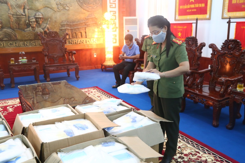 Trang thiết bị y tế đổ về “điểm nóng” Covid-19 ủng hộ tuyến đầu chống dịch - 4 Trang thiết bị y tế đổ về “điểm nóng” Covid-19 ủng hộ tuyến đầu chống dịch - 4