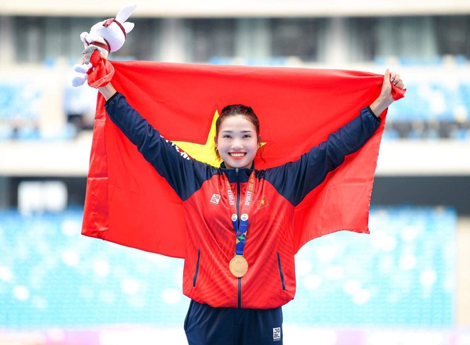 Linda atleta se emocionou ao receber a honra de carregar a tocha na cerimônia do A80 - 3º aniversário Nữ VĐV xinh đẹp xúc động khi được vinh dự rước đuốc ở Lễ kỷ niệm A80 - 3
