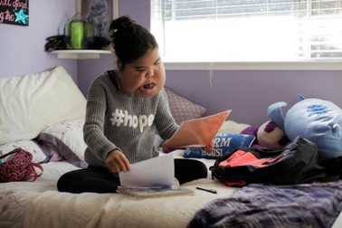 Nghị lực phi thường của cô gái đeo khối u khổng lồ trên mặt 16 năm vẫn mơ làm y tá