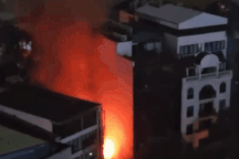 Hà Nội: Cháy quán ăn ở phố Dịch Vọng Hậu lúc nửa đêm