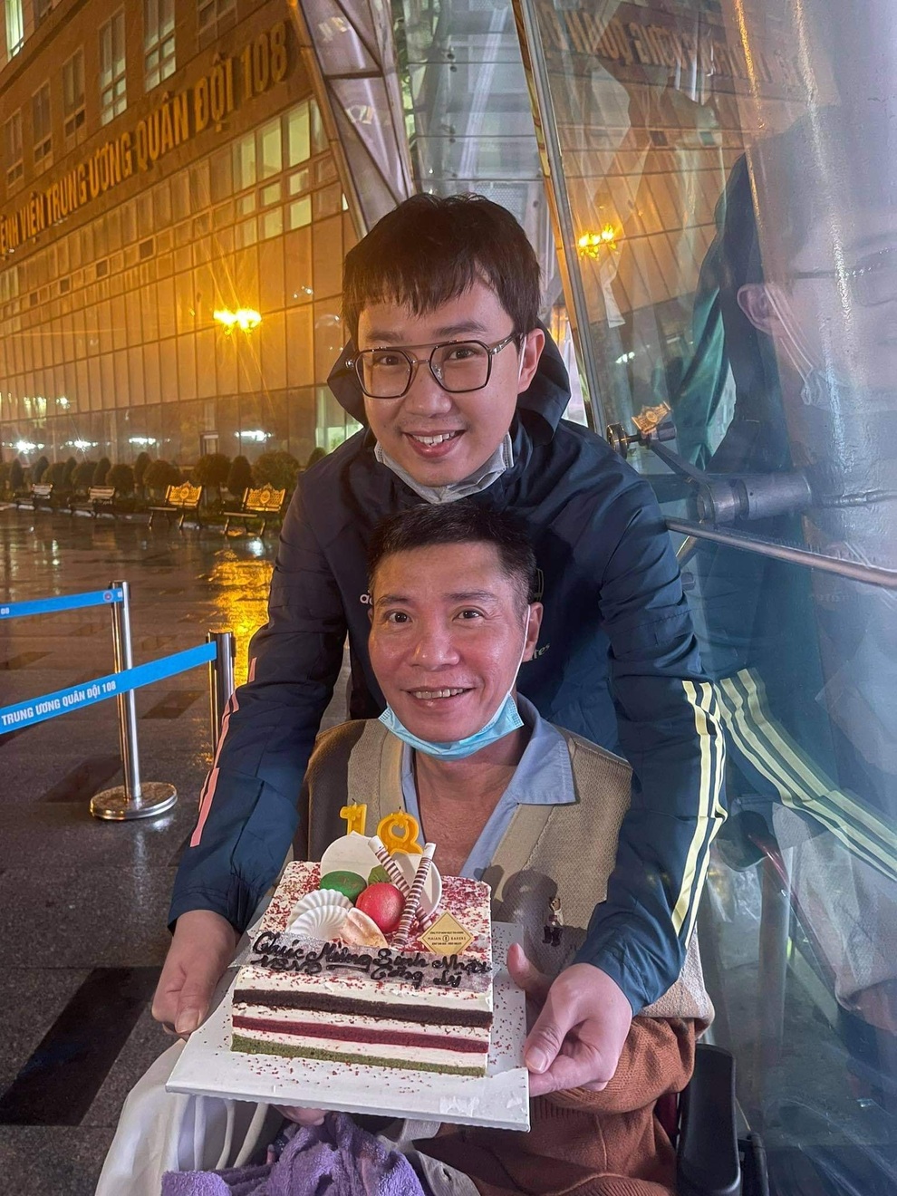 NSND Công Lý được vợ con, đồng nghiệp chúc mừng sinh nhật ở bệnh viện - 1 NSND Công Lý được vợ con, đồng nghiệp chúc mừng sinh nhật ở bệnh viện - 1