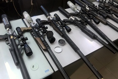 Hà Nội: Lập đường dây nhập lậu linh kiện súng săn bán online