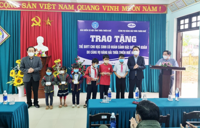 Lãnh đạo BHXH tỉnh Thừa Thiên Huế trao thẻ BHYT cho các cháu học sinh.