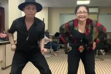 Ở tuổi U80, NSƯT KIm Xuyến nhảy như thanh niên khiến khán giả thích thú