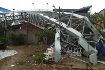 TPHCM: Bảng quảng cáo “khủng” đổ sập trong mưa, đè chết người