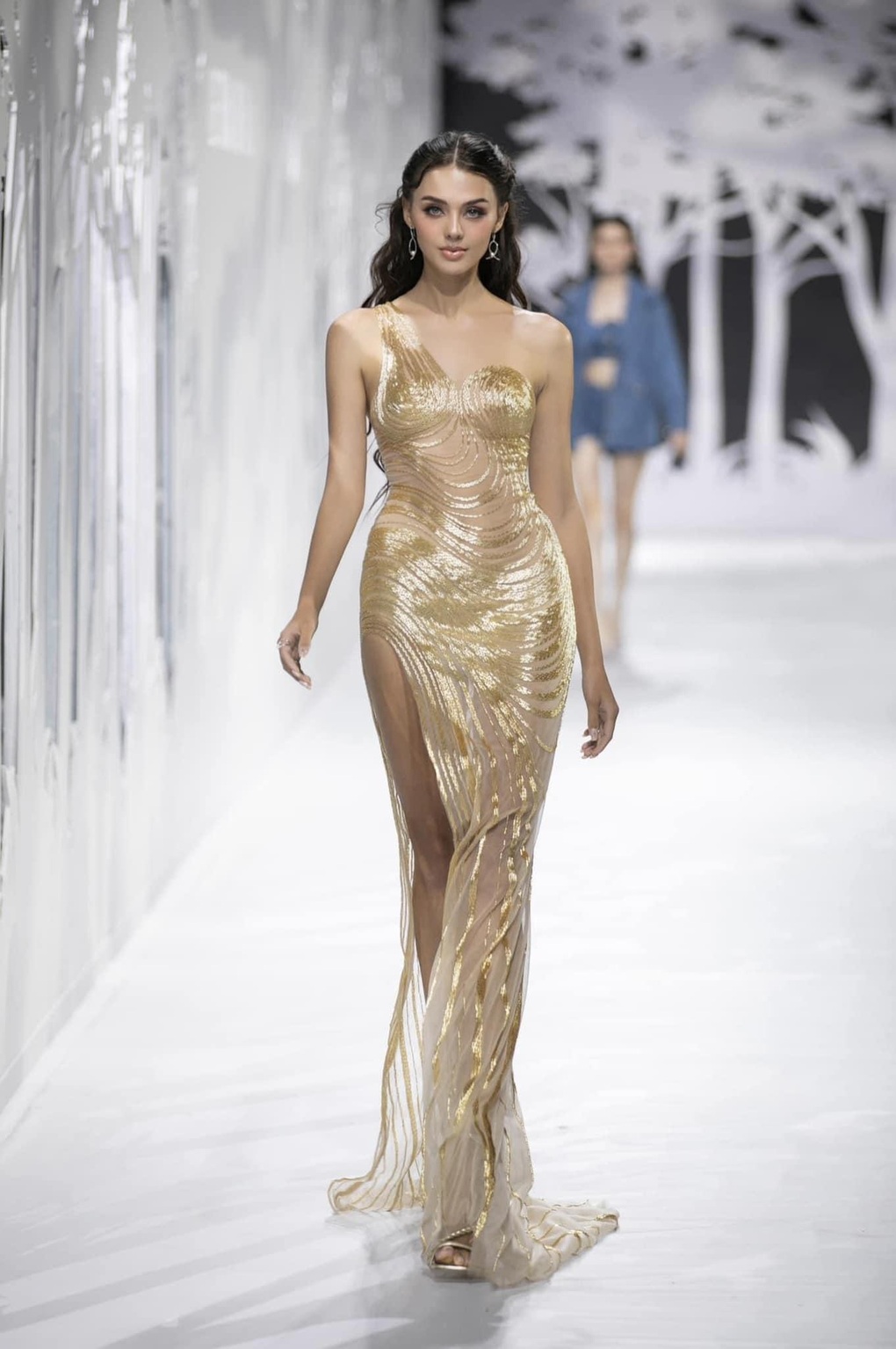 Thời trang khoe đường cong cơ thể triệt để của vợ thủ môn Bùi Tiến Dũng - 7