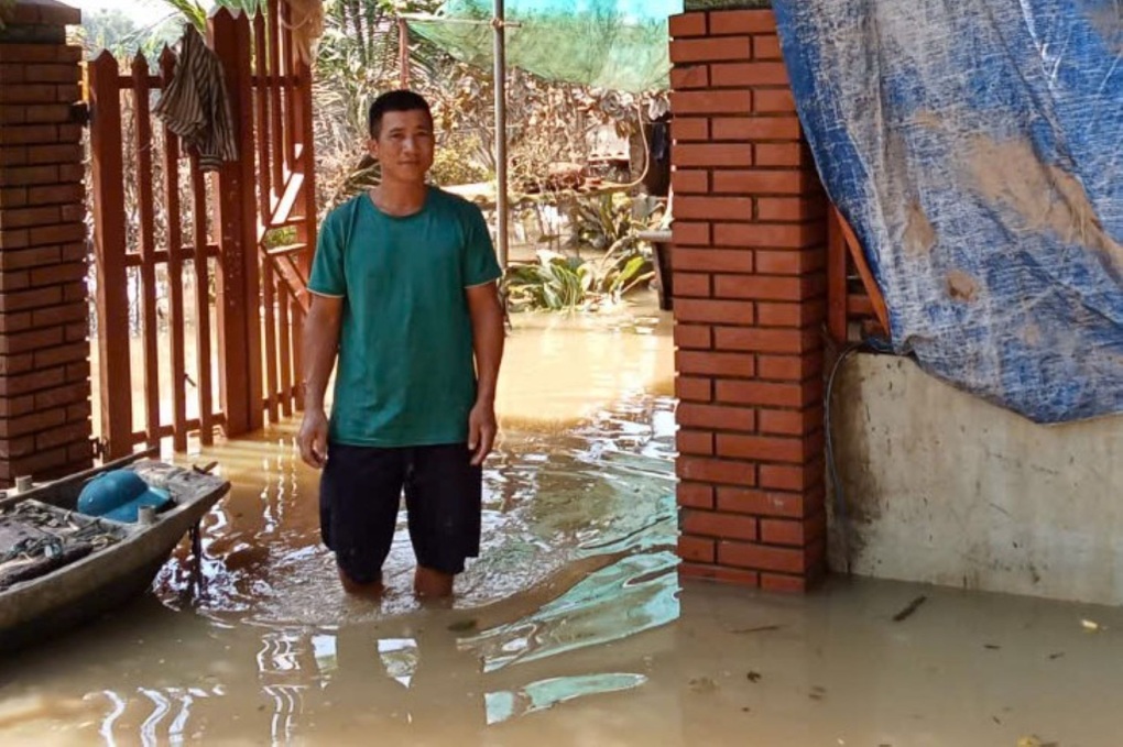 Lũ cao hơn 4m nhấn chìm cả gia tài, nông dân khóc nấc vì tiếc của - 1