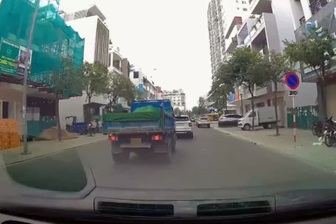 Xử phạt tài xế ô tô tải chuyển làn đường không có tín hiệu báo trước