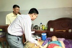 Sở Nội vụ TP Cần Thơ thăm và tặng quà người bị tai nạn lao động