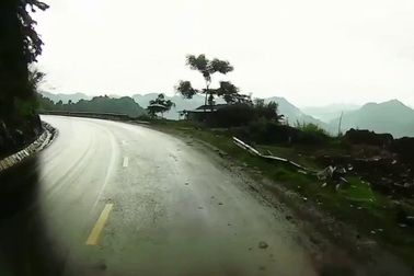 Ô tô lấn làn đổ dốc - Có khó trị?