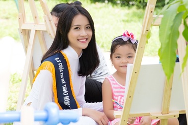 Siêu mẫu châu Á diện áo dài trắng vui chơi cùng thiếu nhi