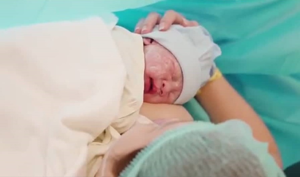 Sữa mẹ cùng những cái ôm đầu đời sẽ cứu hàng triệu trẻ sơ sinh - 2 Sữa mẹ cùng những cái ôm đầu đời sẽ cứu hàng triệu trẻ sơ sinh - 2