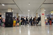 Nguyên nhân đoàn khách mắc kẹt tại hành lang sân bay Tân Sơn Nhất