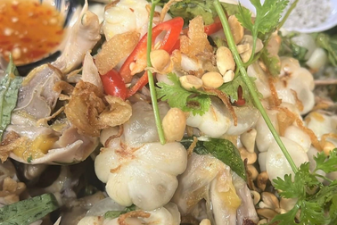 Vợ chồng trẻ cãi nhau, chạy xe 70km chỉ vì "đu trend" gỏi gà măng cụt