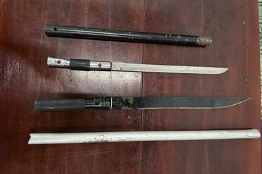 Hai nhóm học sinh lớp 11 cầm tuýp sắt, dao tự chế hẹn đánh nhau