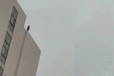 Thiếu nữ 15 tuổi cố thủ trên nóc Bệnh viện Bạch Mai