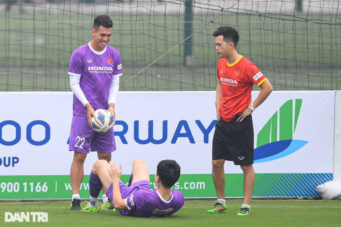 Tân binh Adriano Schmidt trong buổi tập đầu tiên cùng tuyển Việt Nam - 11 Tân binh Adriano Schmidt trong buổi tập đầu tiên cùng tuyển Việt Nam - 11