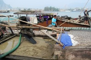 “Sờ gáy” hàng trăm chủ phương tiện “cát tặc” lộng hành trên sông Gianh