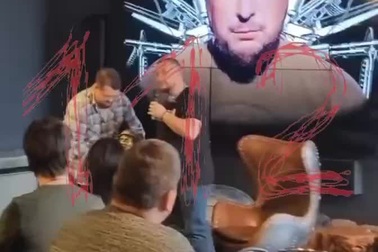 Khoảnh khắc blogger quân sự Nga mở quà nghi chứa thuốc nổ