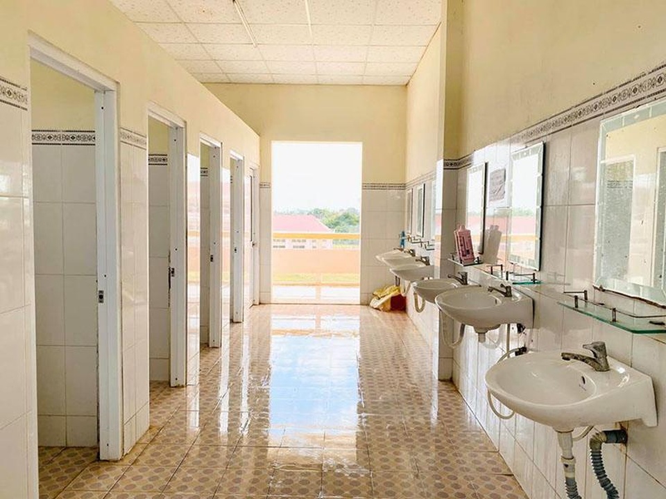 Du học sinh rủ nhau phụ giúp dọn nhà vệ sinh chung của khu cách ly - 7 Du học sinh rủ nhau phụ giúp dọn nhà vệ sinh chung của khu cách ly - 7