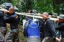 Mưa đổ bộ, 220 người “chạy đua” tìm cách cứu đội bóng Thái Lan từ trên cao