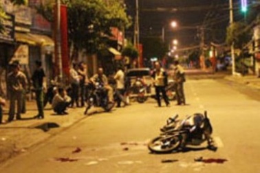 Chọc ghẹo cô gái đổ xăng, một người bị đâm chết