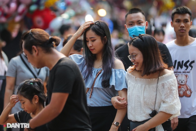 Người dân thủ đô quên đeo khẩu trang vui tết Trung thu - 3 Người dân thủ đô quên đeo khẩu trang vui tết Trung thu - 3