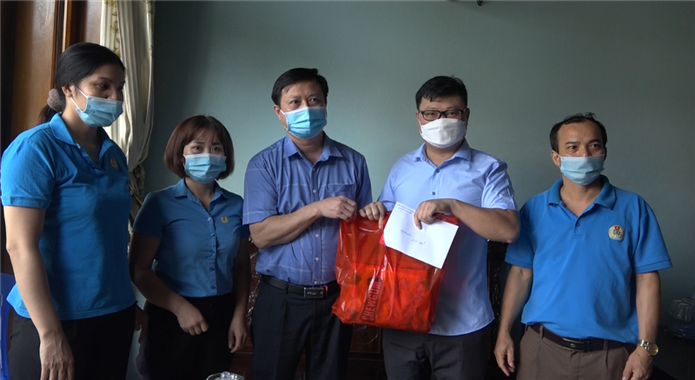 Lào Cai: Tặng quà Trung thu cho con cán bộ y tế chống dịch Bình Dương - 3 Lào Cai: Tặng quà Trung thu cho con cán bộ y tế chống dịch Bình Dương - 3