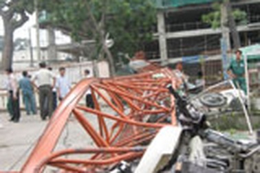 TPHCM: Cần cẩu sập làm 5 người bị thương