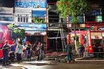 Căn nhà 2 tầng ở Đà Nẵng bốc cháy trong đêm, cảnh sát phá cửa để dập lửa