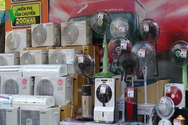 Chưa hết mùa cao điểm, hàng điện tử, điện lạnh đã ào ào giảm giá