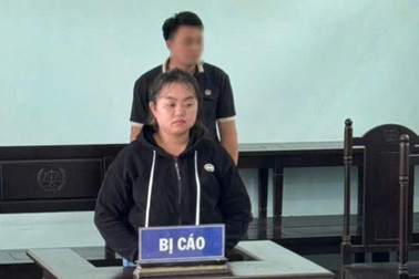 Bảo mẫu tát tới tấp, ném gối vào bé gái 2 tuổi bị phạt án tù treo