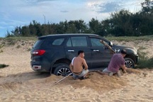 Xử phạt người đàn ông lái ô tô xuống bãi biển ở Đắk Lắk