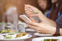 Quán mì nổi tiếng Nhật Bản gây tranh cãi vì cấm khách xem smartphone khi ăn