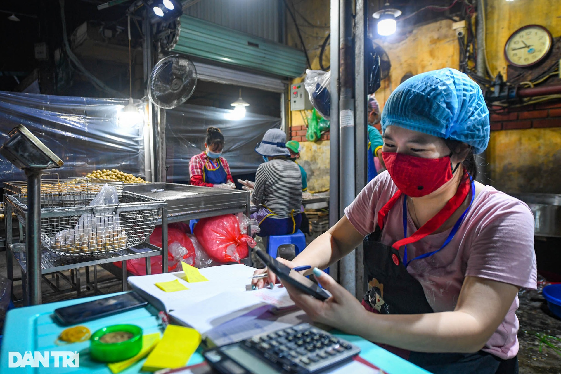 Gỡ phong tỏa, tiểu thương chợ Long Biên phấn khởi chuẩn bị cho ngày mở hàng - 7 Gỡ phong tỏa, tiểu thương chợ Long Biên phấn khởi chuẩn bị cho ngày mở hàng - 7