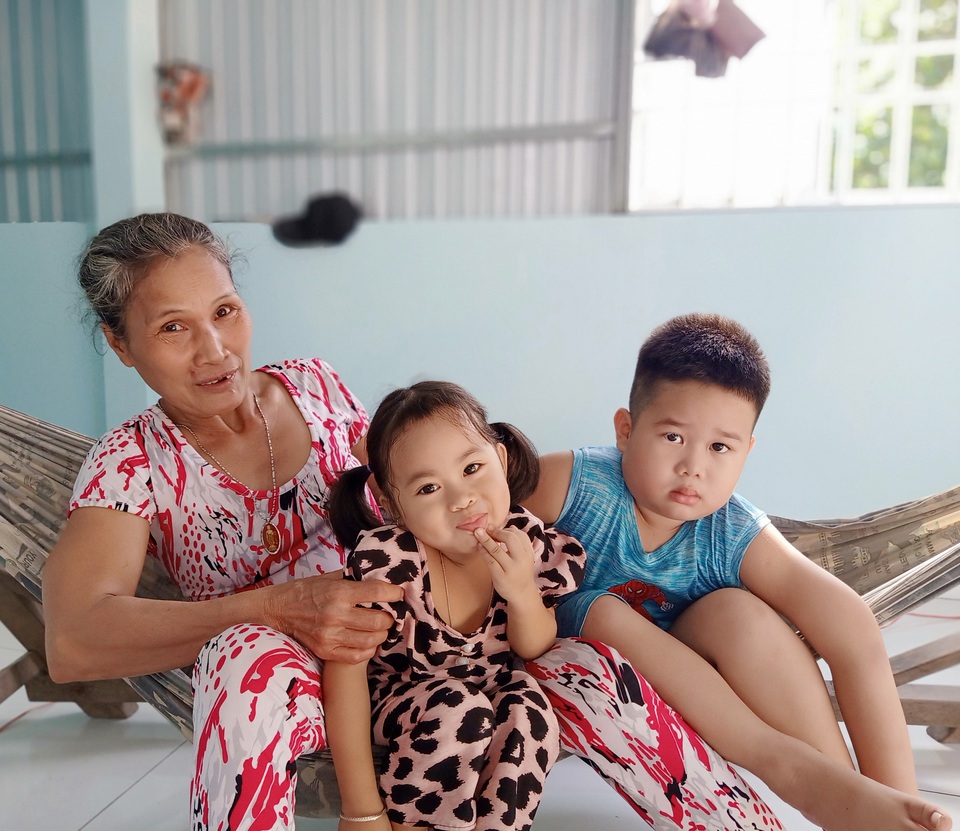 Mẹ mất, cha bệnh nặng, 3 trẻ trước nguy cơ đói nghèo, bơ vơ như chim vỡ tổ - 6 Mẹ mất, cha bệnh nặng, 3 trẻ trước nguy cơ đói nghèo, bơ vơ như chim vỡ tổ - 6