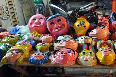 Mặt nạ giấy nằm "cô đơn" bên đồ chơi Trung Quốc...