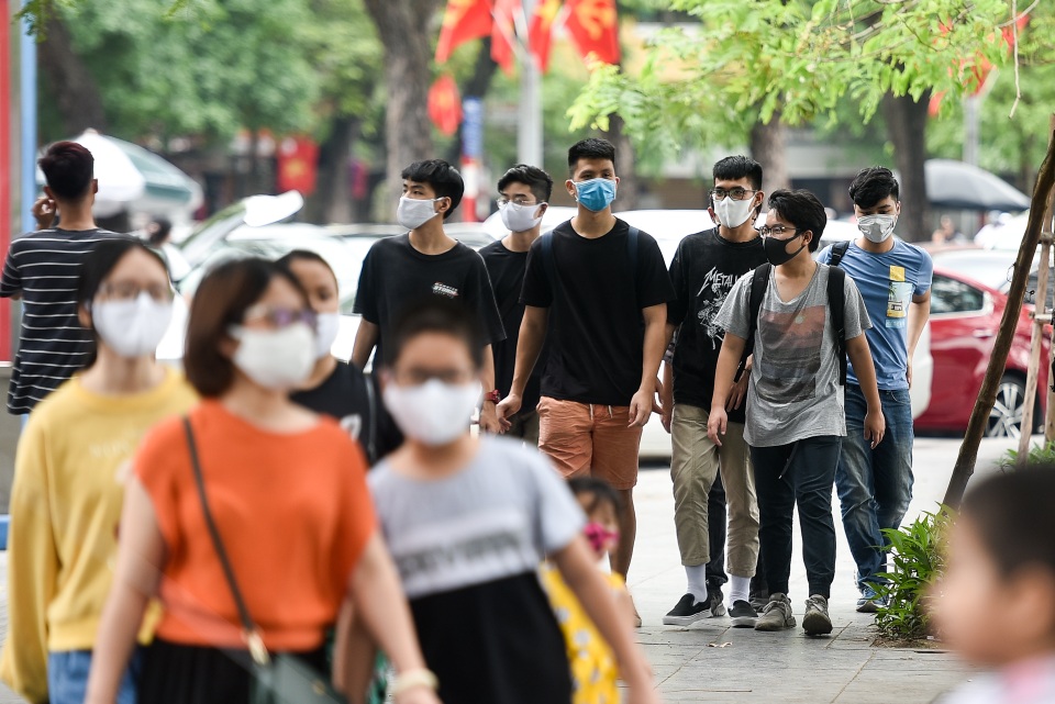 Người dân đổ về hồ Gươm vui chơi, quên đeo khẩu trang - 11 Người dân đổ về hồ Gươm vui chơi, quên đeo khẩu trang - 11