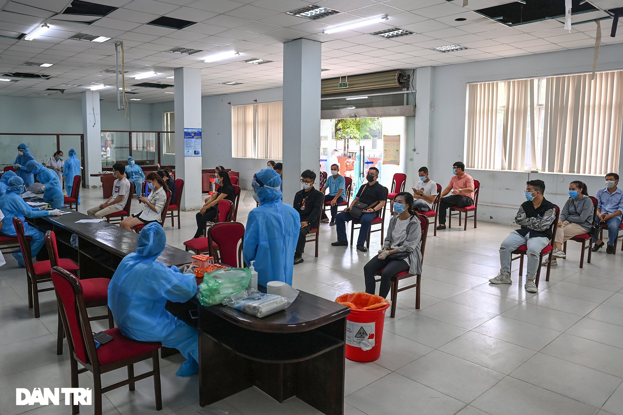 Hình ảnh ngày đầu xét nghiệm Covid-19 cho hơn 6.000 dân từ TPHCM về Hà Nội - 7 Hình ảnh ngày đầu xét nghiệm Covid-19 cho hơn 6.000 dân từ TPHCM về Hà Nội - 7
