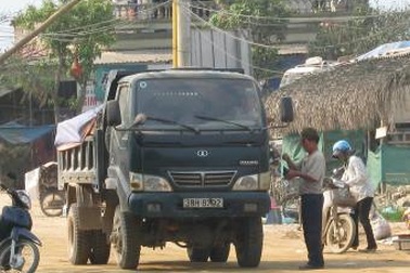 Buộc xã gỡ bỏ trạm barie thu phí trái luật