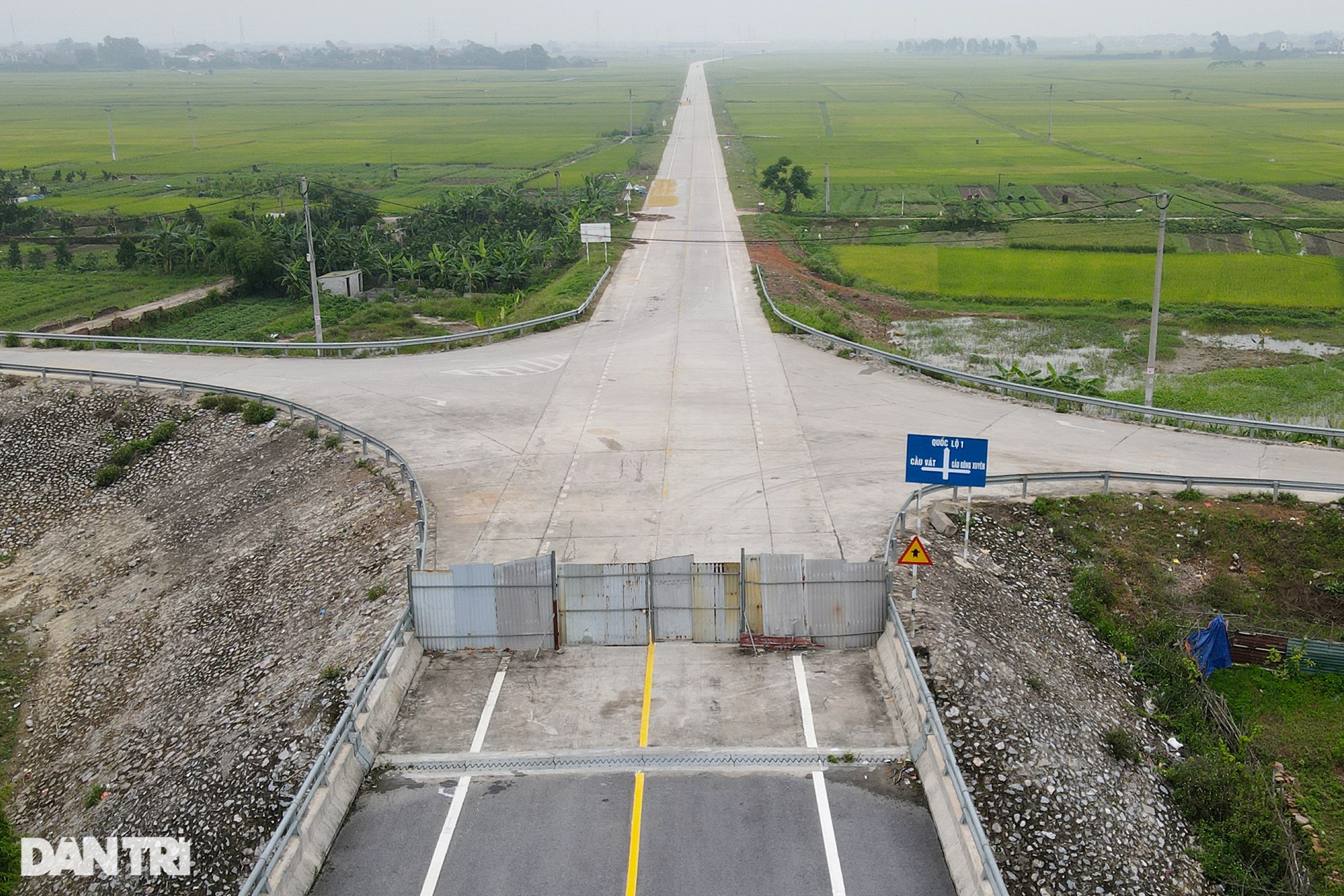Cây cầu trăm tỷ xây xong bị bỏ hoang 2 năm trên đường vành đai 4 ở Hà Nội - 10 Cây cầu trăm tỷ xây xong bị bỏ hoang 2 năm trên đường vành đai 4 ở Hà Nội - 10