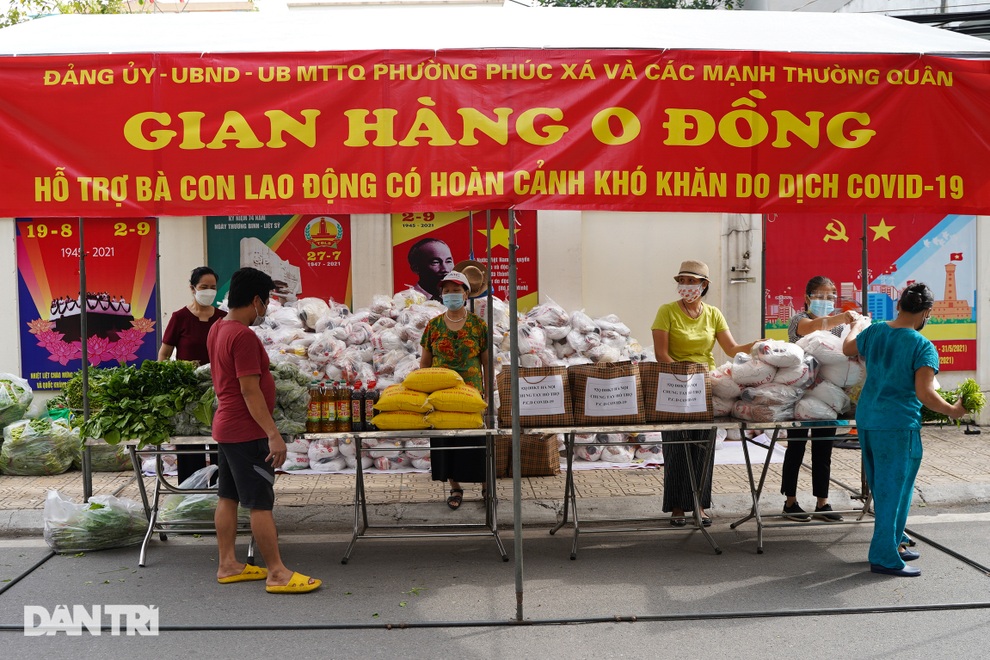 Người dân xếp hàng dài cả trăm mét chờ test nhanh và tiêm vắc xin ở Hà Nội - 8 Người dân xếp hàng dài cả trăm mét chờ test nhanh và tiêm vắc xin ở Hà Nội - 8