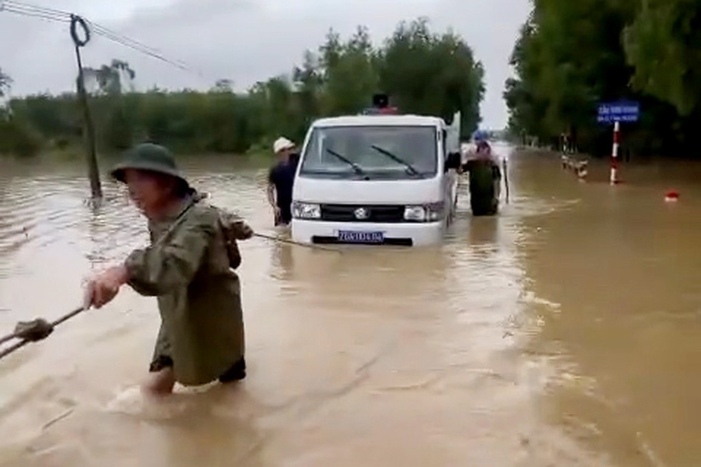 Lực lượng cứu hộ vượt lũ đưa sản phụ đến bệnh viện an toàn - 1