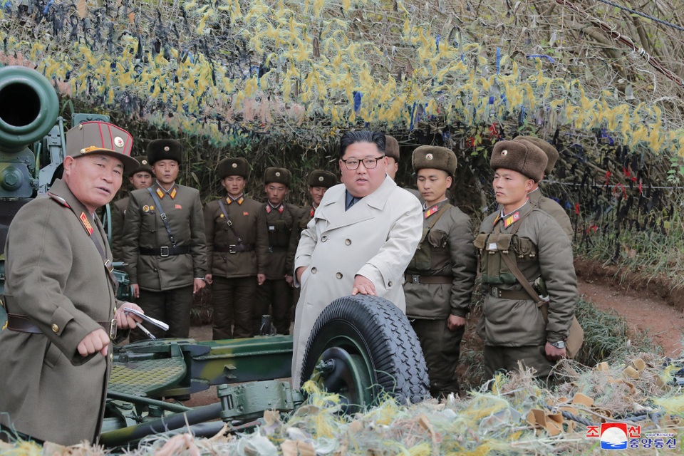 “Giải mã” phong cách thời trang mới của ông Kim Jong-un - 3 “Giải mã” phong cách thời trang mới của ông Kim Jong-un - 3