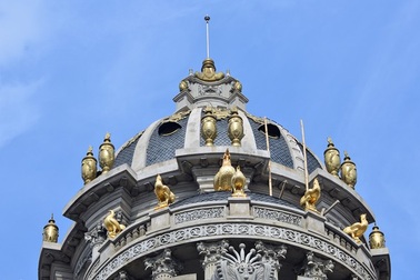 Sững sờ nhà giàu Việt Nam mang đống vàng ra dát nhà