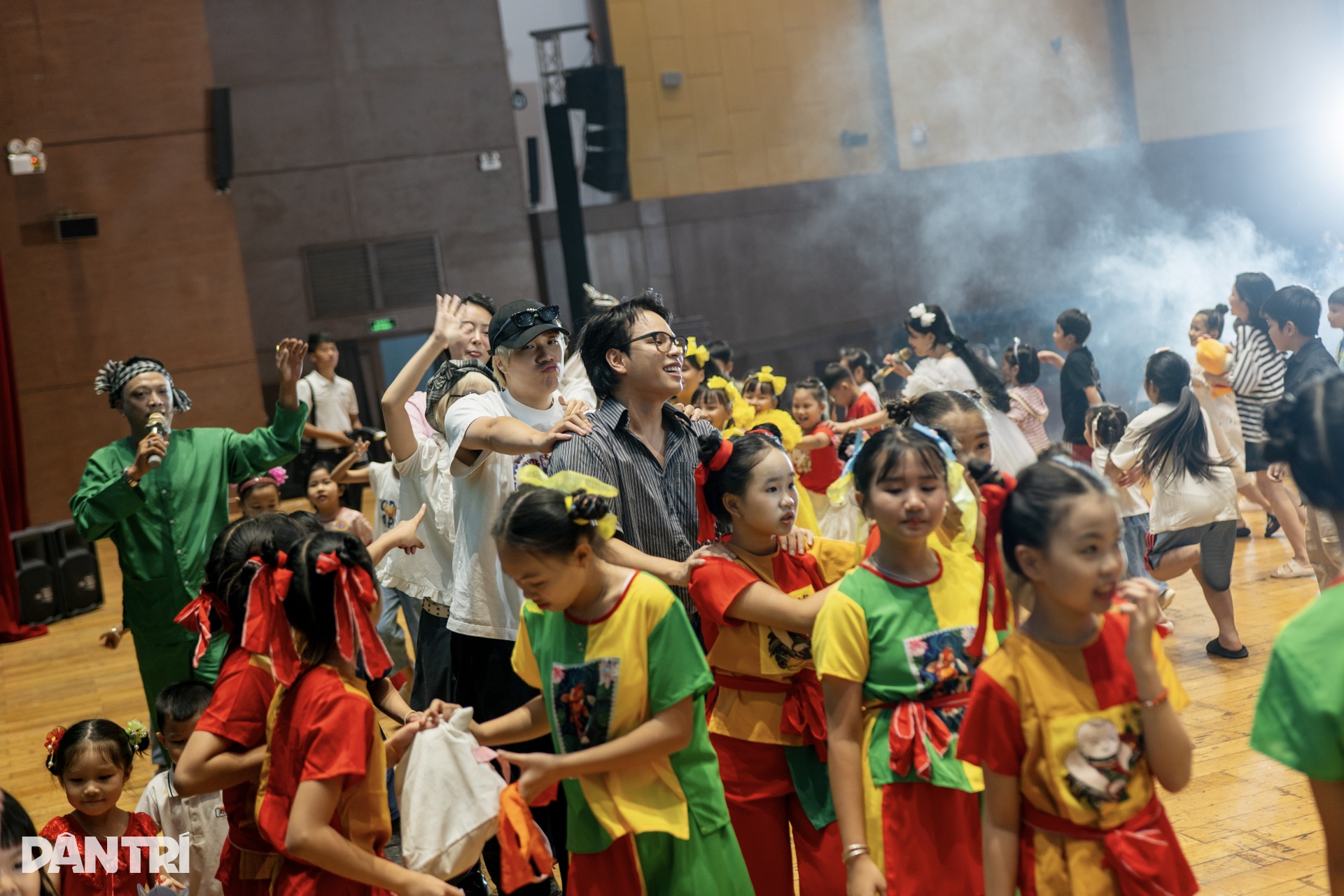 Rước đèn, phá cỗ giữa 1.000 nụ cười con em công nhân ở TPHCM - 15