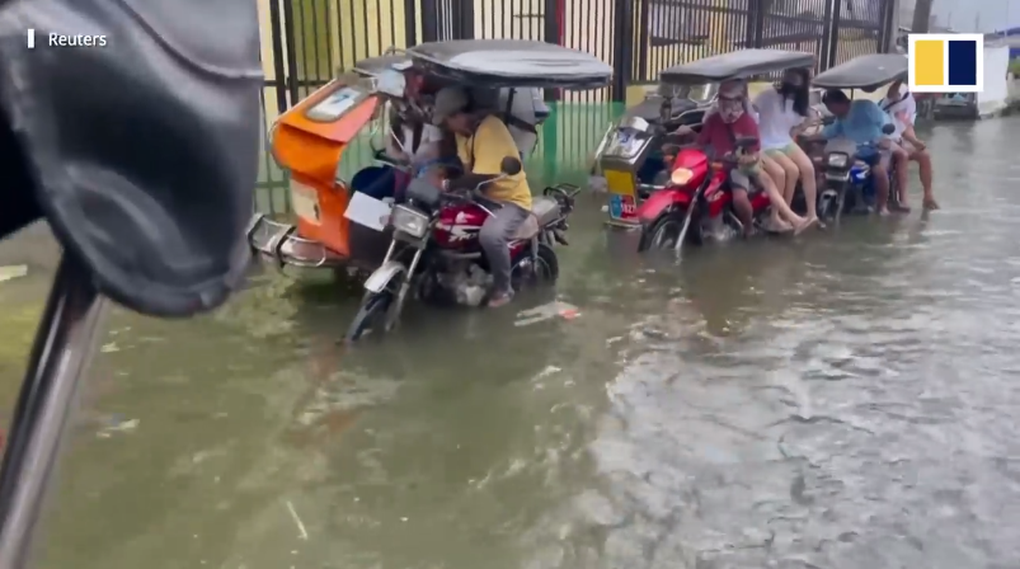 Tài xế kéo dài chân cho xe để chống ngập lụt ở Philippines - 2 Tài xế kéo dài chân cho xe để chống ngập lụt ở Philippines - 2