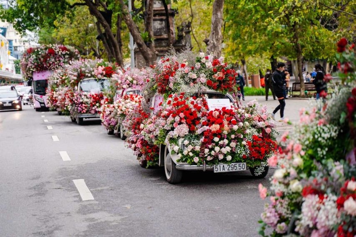 Valentine 2022: Ấn tượng màn tỏ tình với 99.999 bông hồng ở Hà Nội - 1 Valentine 2022: Ấn tượng màn tỏ tình với 99.999 bông hồng ở Hà Nội - 1