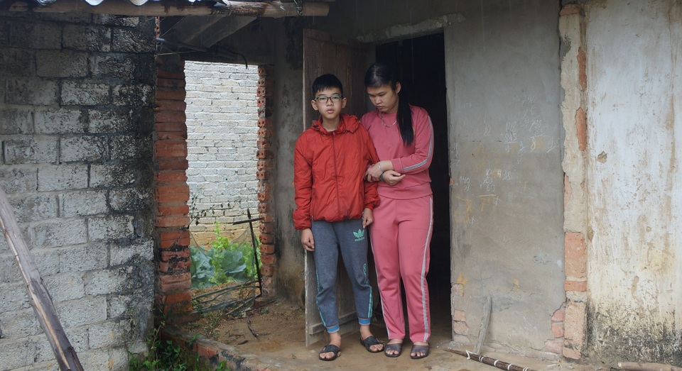 Xót xa cuộc sống cơ cực của người mẹ mù cầu xin ánh sáng cho con - 1 Xót xa cuộc sống cơ cực của người mẹ mù cầu xin ánh sáng cho con - 1